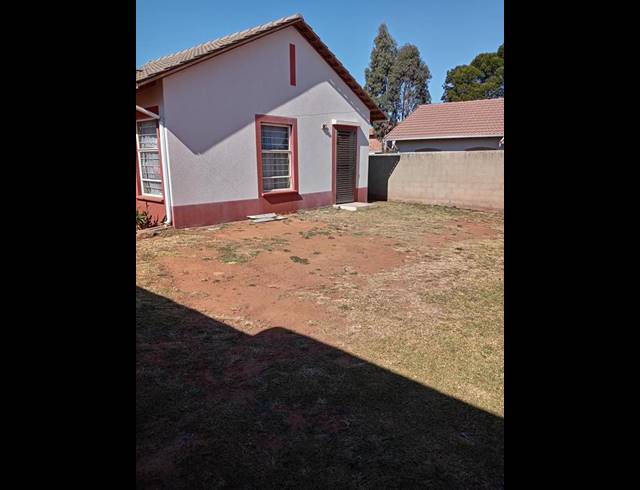 2 BEDROOM HOUSE FOR SALE IN LENASIA SOUTH